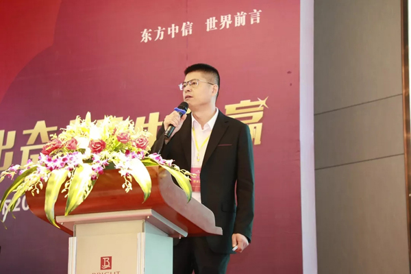 中信红木营销总监刘中炎做“2019年营销战略规划及新品推介”